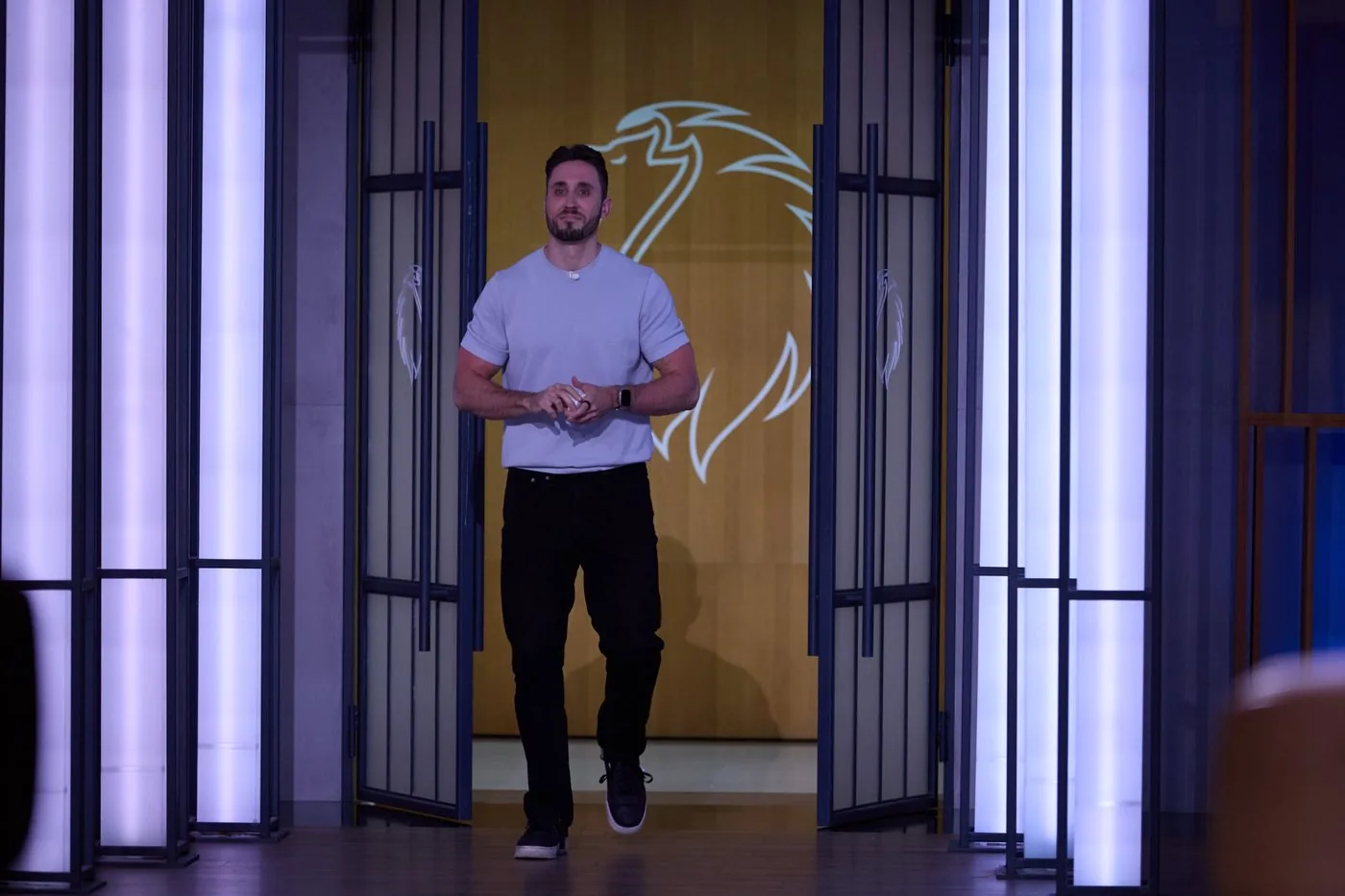 WAVE-oprichter Filip Matějka loopt de studio van de Tsjechische Shark Tank binnen.